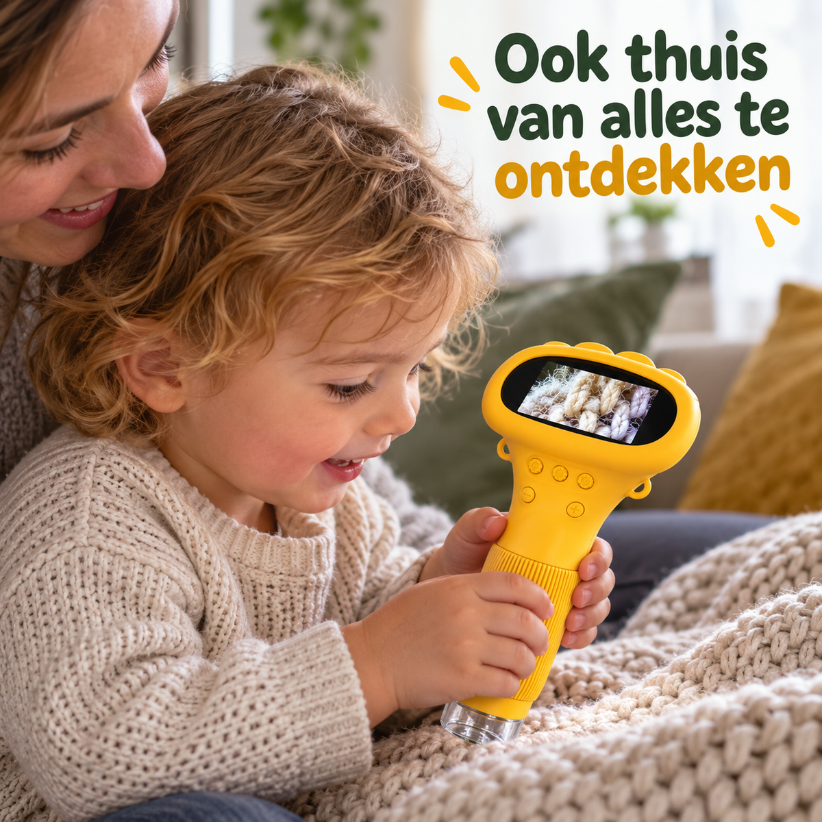 Moeder en kind ontdekken thuis samen met de DigiScope digitale microscoop